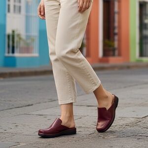 (NWT) Mules/Clogs For Walking, Vacation & Run Around (Size 6)